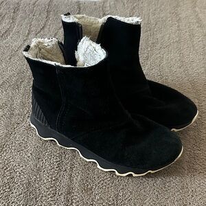 Sorel Kinetic Black Ankle Boots with White Sherpa Lining